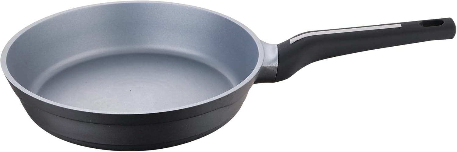 San Ignacio Bistro Grey - frigideira de 24 cm - fabricada em alumínio fundido - interior em aço Quantanium - exterior em preto mate- ponto indução - pega Soft Touch preta