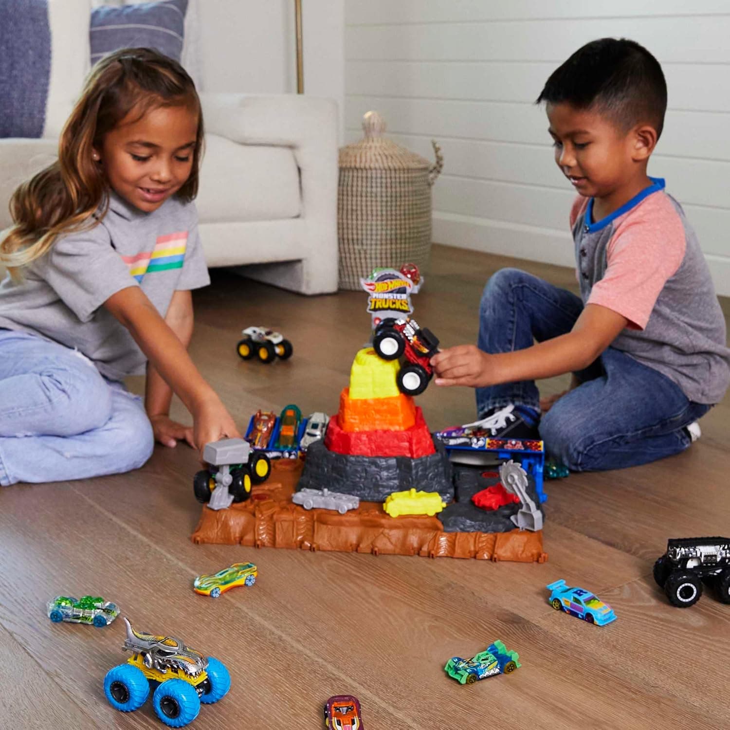 Hot Wheels Monster Trucks Arena World pista central esmagar e destruir Bone Shaker pista para carros de brinquedo, + 3 anos (Mattel HNB96)