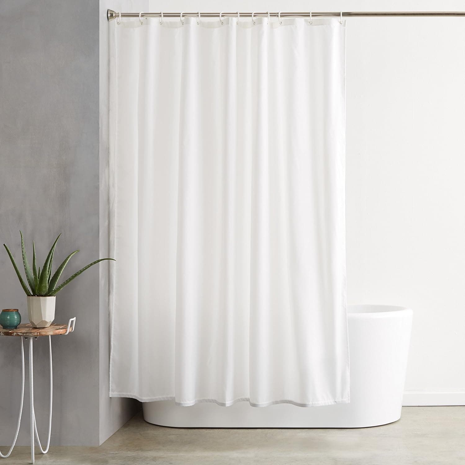 Amazon Basics Cortina de duche de tecido resistente à água e ao mofo, com ilhoses e ganchos, lavável na máquina, 180 x 180 cm, branco