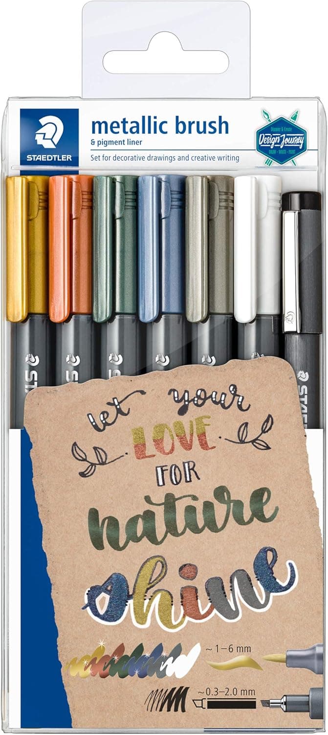 STAEDTLER 8321 TB7 - Estojo com 5 marcadores metálicos ponta pincel, inclui 1 marcador de pincel branco e 1 marcador Pigment Liner preto. Cores sortidas.